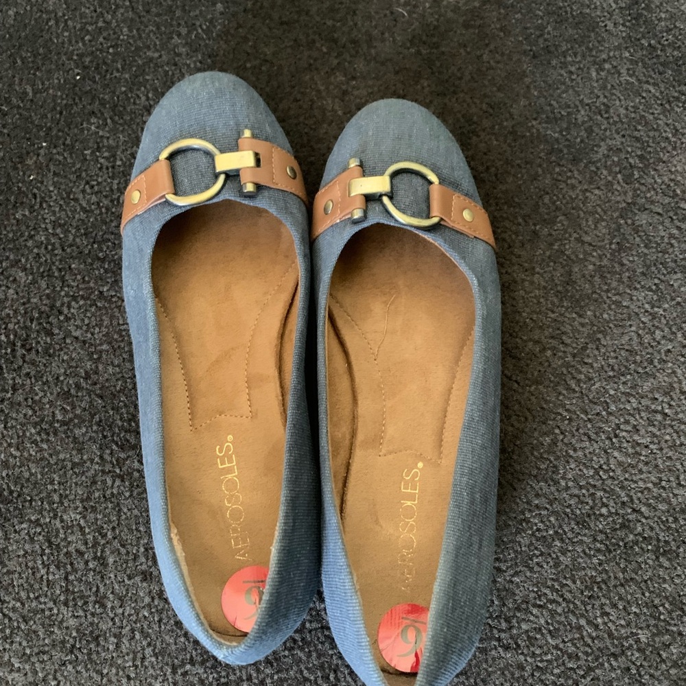 Comfy Aerosoles Size 6 Flats with Metal Detail